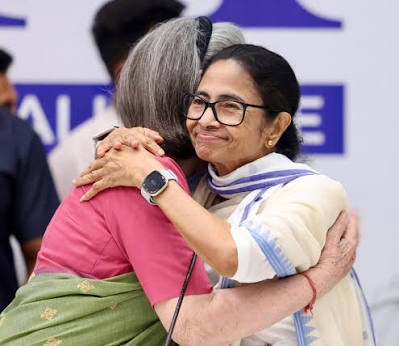टीएमसी का होगा कांग्रेस में विलय, राज्यसभा जाएंगी ममता बनर्जी, अभिषेक बनेंगे राष्ट्रीय महासचिव !