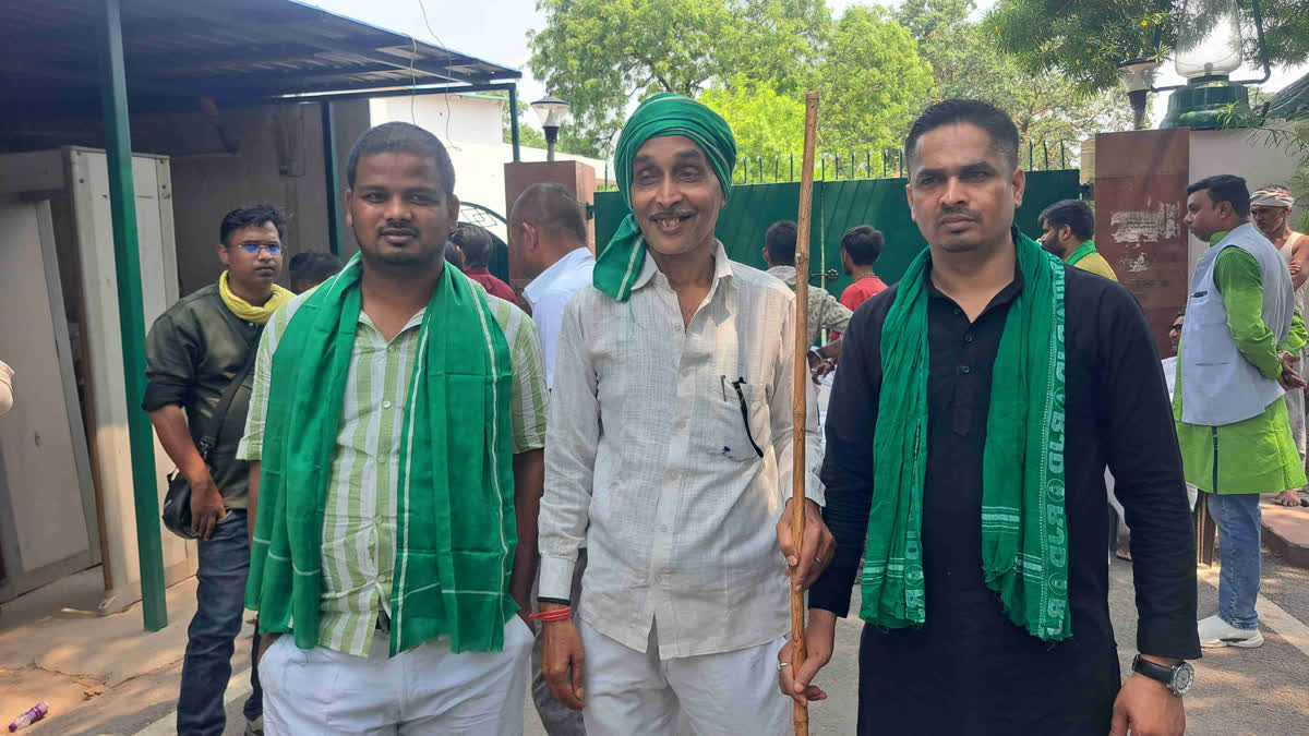 लालू यादव और राबड़ी देवी के आवास के बाहर लाठियां लेकर डटे RJD कार्यकर्ता, हर समय देंगे पहरा