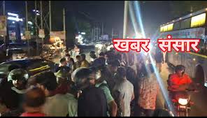 सड़क हादसे में मां की मौत, शव के पास हाथ जोड़कर रोती 6 वर्षीय मासूम का वीडियो वायरल
