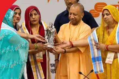 CM योगी आदित्यनाथ का आभार जताने फ्लाइट से लखनऊ आए जेवर के किसान, कहा- सपना कर दिया साकार