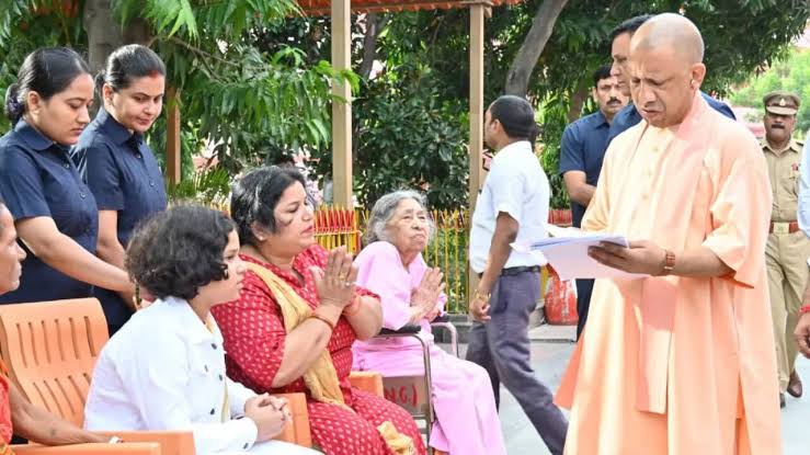 ‘आप स्वास्थ्य पर ध्यान दें, इलाज की चिंता सरकार करेगी’, जनता दर्शन में बोले CM योगी आदित्यनाथ