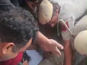 राहुल-प्रियंका को पुलिस ने किया डिटेन, अखिलेश यादव को PM आवास से हटाया गया