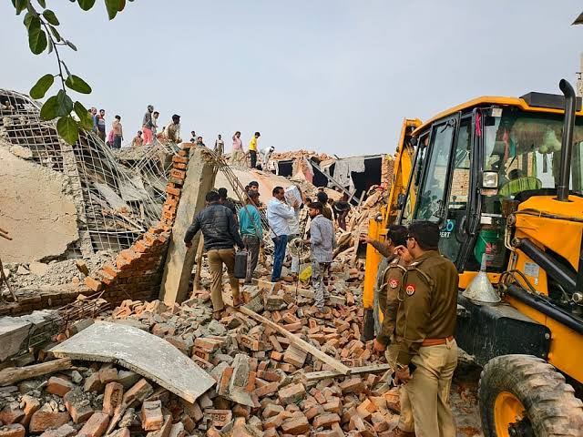 Noida News: नोएडा में दुकानों के निर्माण के दौरान हादसा, ताश के पत्तों की तरह ढहा लेंटर, कई मजदूर दबे