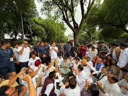 आम आदमी पार्टी की उम्मीदों को झटका, राहुल गांधी- प्रियंका को मिला अखिलेश यादव का साथ, पहुंचे धरना स्थल