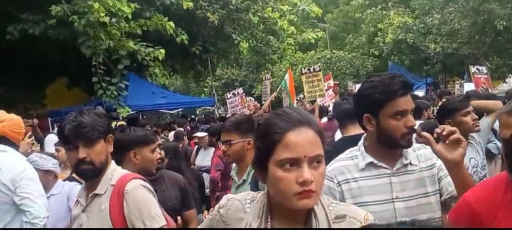 सरकार से दो-दो हाथ करने के मूढ़ में दिल्ली पहुंचा देश का युवा