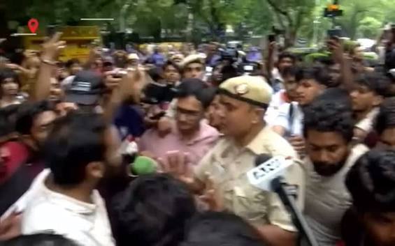 बड़ा एक्शन: कॉकरोच जनता पार्टी प्रदर्शन के दौरान हिंसा में शामिल लोगों के रद्द हो सकते हैं पासपोर्ट
