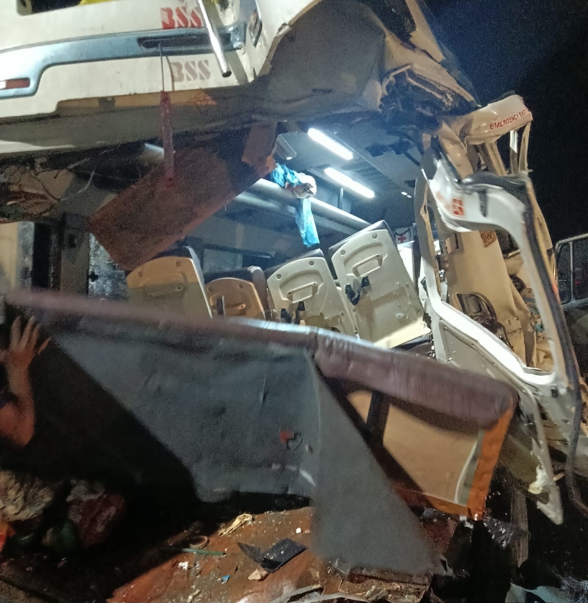 नितिन गडकरी के एक्सप्रेस वे दौरे से पहले बड़ा हादसा, खड़ी मिनी बस में घुसा डंपर, एक की मौत, 15 घायल