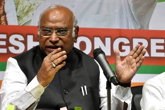 मनुस्मृति पर खरगे का बयान, भड़के BJP सांसद, नड्डा बोले- अशांति फैलेगी