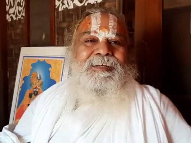 गोविंद देव गिरी के बाद अब कमल नयन दास…सवालों पर झुंझला कर झटक दिया न्यूज़ चैनल का माइक