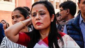 गुंडे मुझ पर हमला कर रहे हैं और पुलिस देख रही है, महुआ मोइत्रा ने वीडियो साझा करके बीजेपी पर साधा निशाना