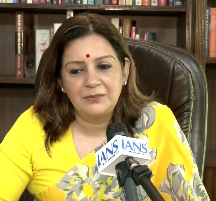 नितेश राणे ने विपक्ष को बताया ‘औरंगजेब का वंशज’, प्रियंका चतुर्वेदी बोलीं- ‘वो रोज सुबह उठकर…’