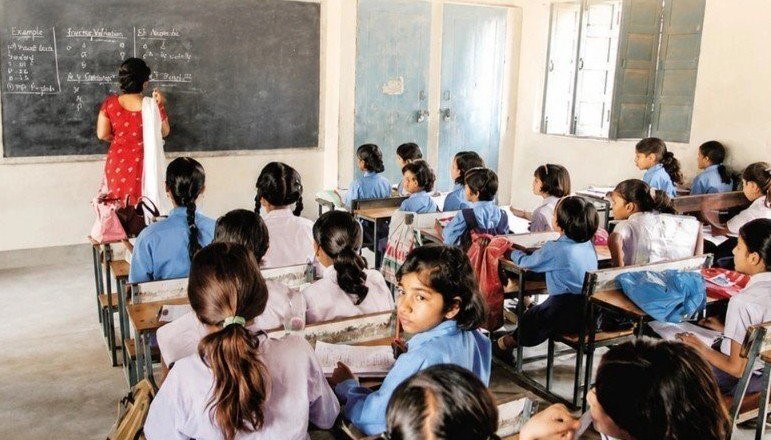 सरकारी स्कूलों को बंद कर गरीब बच्चों को शिक्षा से वंचित कर रही सरकारें!