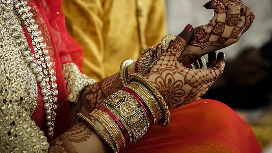 महिला श्रृंगार और पहनावा सामाग्री पुरुषों को देकर उन्हें अपमानित करना उचित नहीं : नारी चेतना मंच