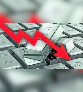 Silver Price Crash: ₹200000 से ज्यादा सस्ती मिल रही चांदी; रिकॉर्ड हाई से 46% टूटी, अब खरीदें, बेचें या इंतजार करें?