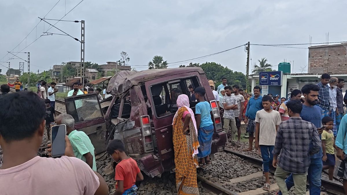 पश्चिम बंगाल में बड़ा हादसा, बहरामपुर में ट्रेन से टकराई स्कूल वैन, 2 बच्चों समेत 3 की मौत