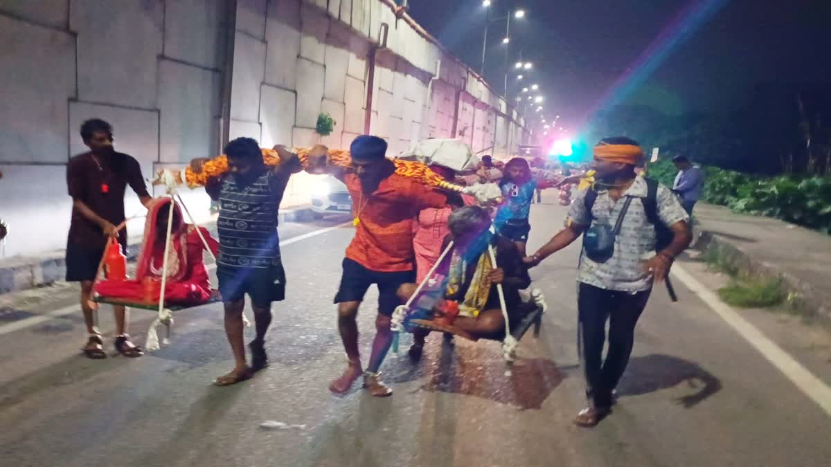 माता-पिता को कांवड़ में लेकर निकले दो भाई, लोग बोले- श्रवण कुमार