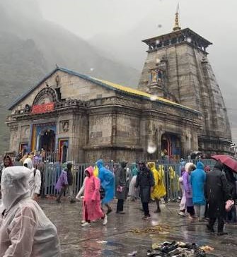 केदारनाथ मंदिर में उमड़ा जनसैलाब, बम-बम भोले के जयघोष से गूंजा बाबा का धाम