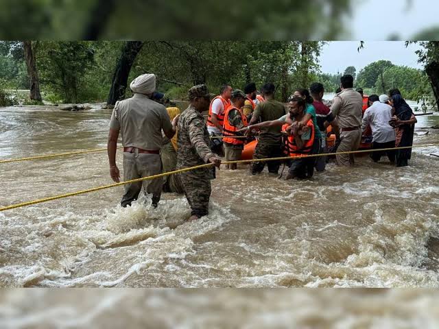 जम्मू कश्मीर में फिर फटे बादल, शोपियां-बडगाम में फ्लैश फ्लड से हालात बिगड़े