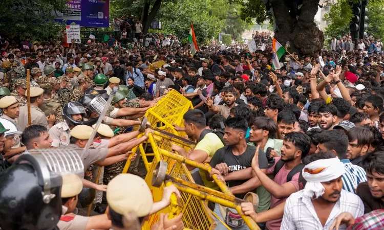 दिल्ली में अशांति: पुलिस के बर्ताव की तुलना कभी भी विरोध कर रही भीड़ से नहीं की जा सकती