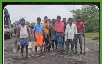 गिरिडीह: जर्जर सड़क पर फूटा ग्रामीणों का गुस्सा, बनाई मानव शृंखला