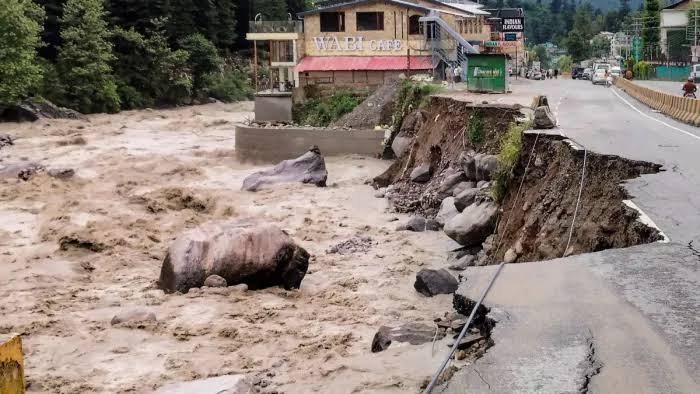 हिमाचल में कुदरत का कहर! 38 दिन में 150 मौतें, 190 सड़कें बंद, 834 करोड़ का नुकसान