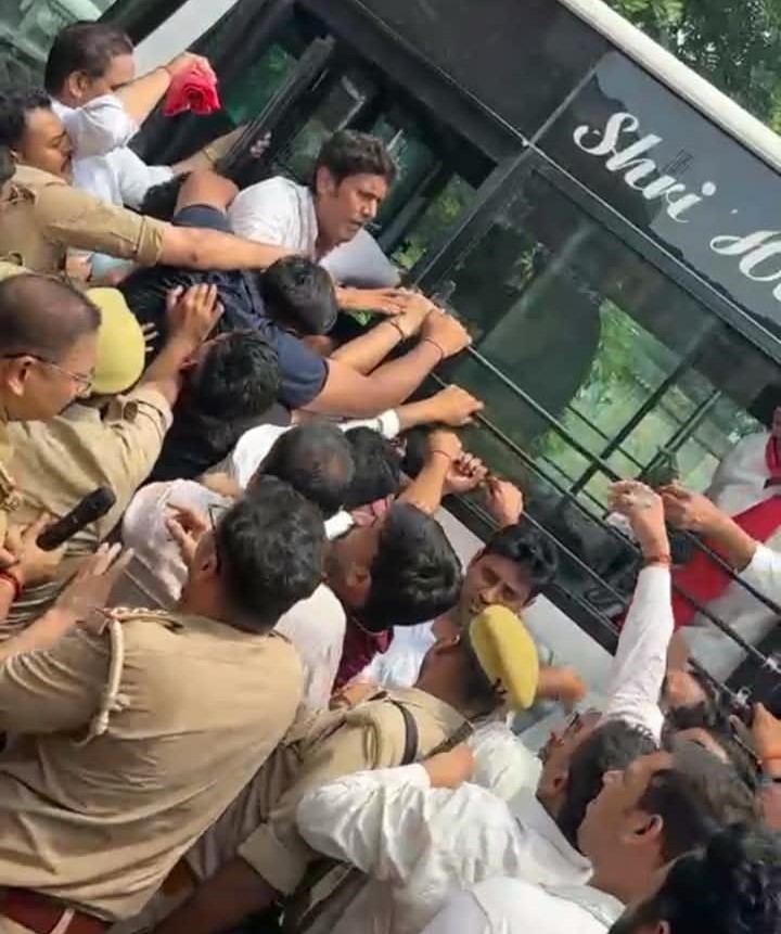 किसान आंदोलन से डरी योगी सरकार – जनपद को छावनी में बदला, फिर भी हर गांव से उठी हक की आवाज