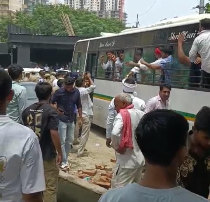 10 प्रतिशत प्लाट की मांग को लेकर किसानों ने दी गिरफ्तारी 
