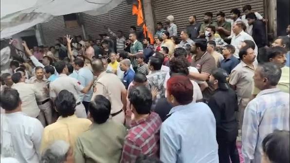 विधानसभा चुनाव से पहले यूपी में कांग्रेस कार्यालय पर शिकंजा, प्रशासन ने किया सील