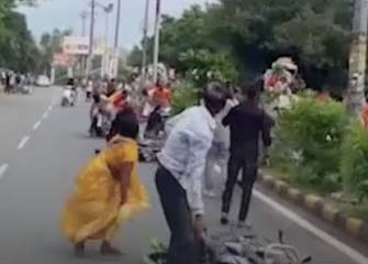 सड़क के इतना करीब आया हेलीकॉप्टर, उड़ने लगे लोग; वीडियो वायरल