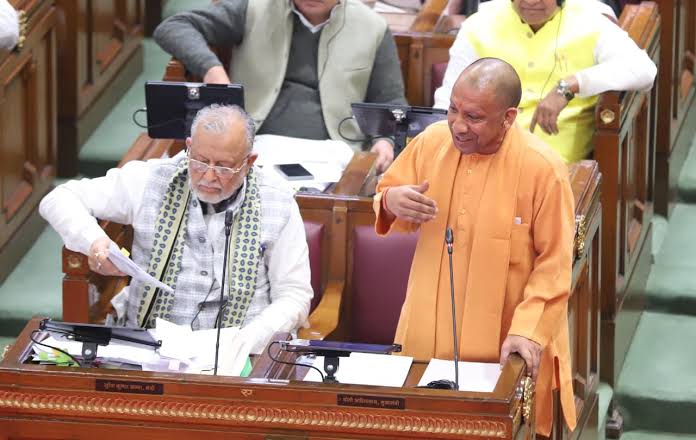 यूपी विधानसभा में CM योगी की तस्वीर दिखाने पर बवाल, सपा MLA सचिन यादव निष्कासित