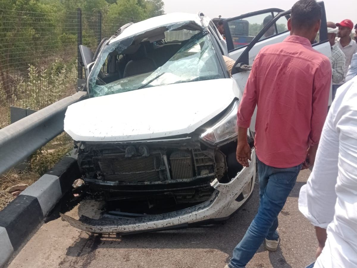 आगरा-लखनऊ एक्सप्रेसवे पर डिवाइडर से टकरा उछली कार, 3 की मौत, 2 घायल