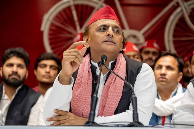 सपा में दो पदाधिकारियों ने दिया इस्तीफा, एक दूसरे पर लगाए गंभीर आरोप
