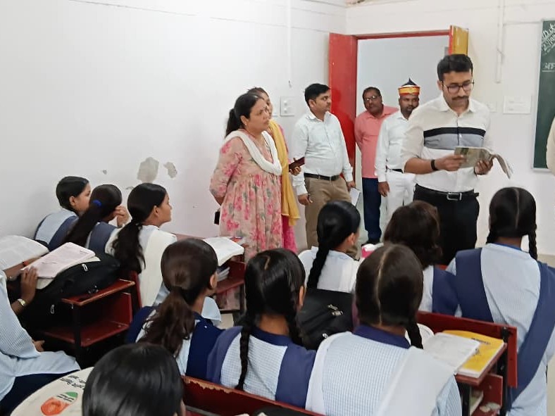 अमेठी: स्कूल के औचक निरीक्षण पर पहुंचे DM, छात्राओं के साथ किया भोजन