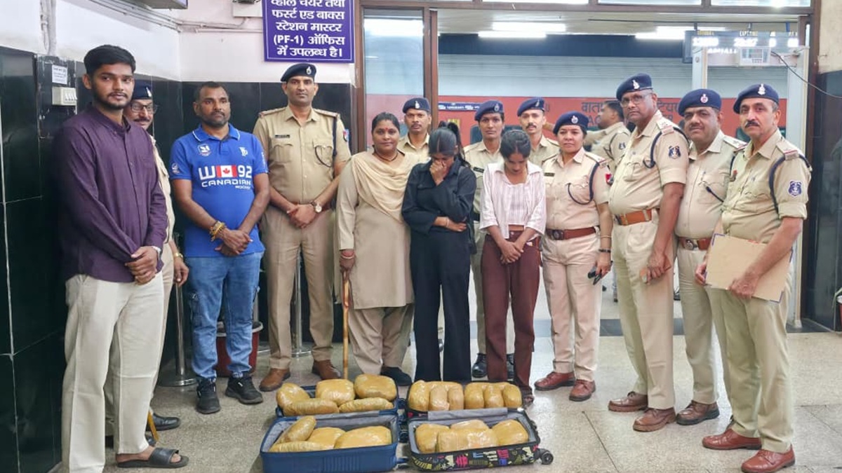 बिहार में लड़कियां बनीं तस्कर! AC-2 कोच से 15.8 किलो गांजा बरामद
