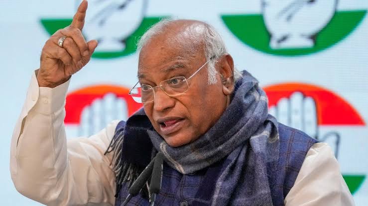 ‘राहत देने की बजाय मोदी सरकार…’, UPI पर टैक्स को लेकर खरगे का केंद्र पर बड़ा हमला