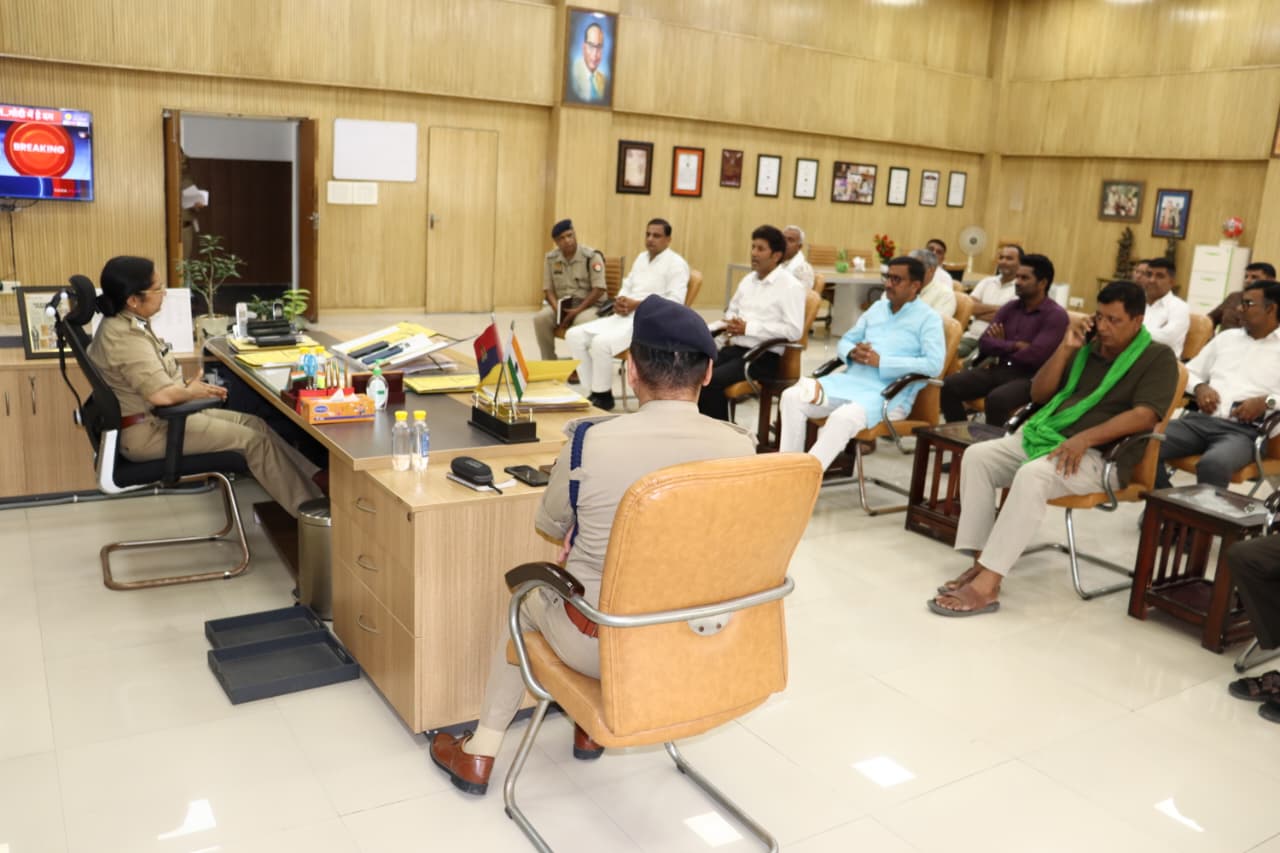 किसान संघर्ष मोर्चा की तीनों प्राधिकरणों के CEO, जिलाधिकारी एवं जॉइंट पुलिस कमिश्नर के साथ तीन घंटे चली मैराथन बैठक