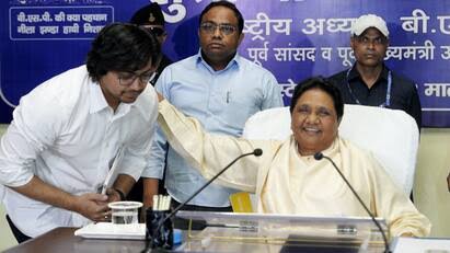कभी FIR के डर से तो कभी विपक्ष के, 7 साल से BSP के IN-OUT में फंसे आकाश आनंद