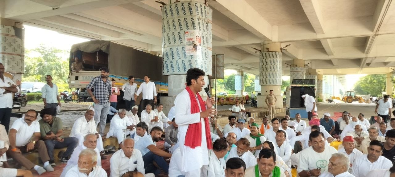 ग्रेटर नोएडा प्राधिकरण पर किसानों का हल्ला बोल आंदोलन जारी, धरना अनिश्चितकाल के लिए बढ़ाया गया