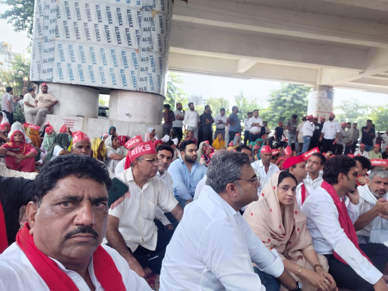 छठें दिन भी जारी रहा किसानों का धरना-प्रदर्शन, महापंचायत में हजारों किसान हुए शामिल