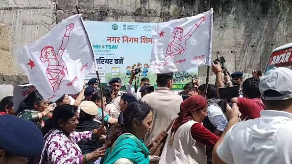 शिमला में अस्पताल शिफ्टिंग पर बवाल, महिलाओं ने निकाला मार्च