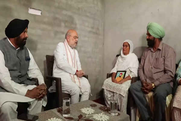‘दोषियों के खिलाफ..’, पंजाब में शाह ने की विक्रमजीत-गुलजार सिंह के परिवार से मुलाकात
