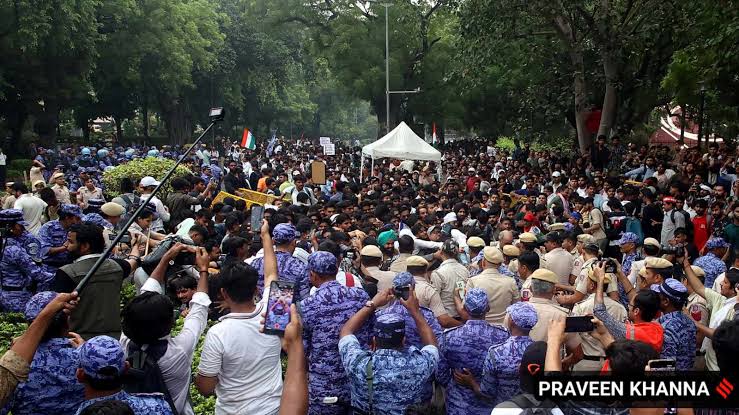 त्योहारों के मौसम में जनजीवन और व्यापार की रक्षा के लिए प्रदर्शन दिसंबर तक स्थगित करने की अपील
