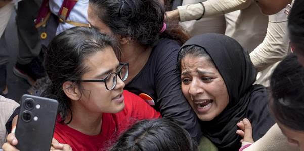 क्या लोकतंत्र शासकों के हुक्म का नाम है या लोगों के अधिकारों का?