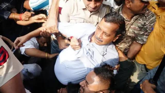 प्रदर्शन के बीच हिरासत में Ex-CM ममता, केजरीवाल और विजयन, BJP बोली- अराजकता की कोशिश