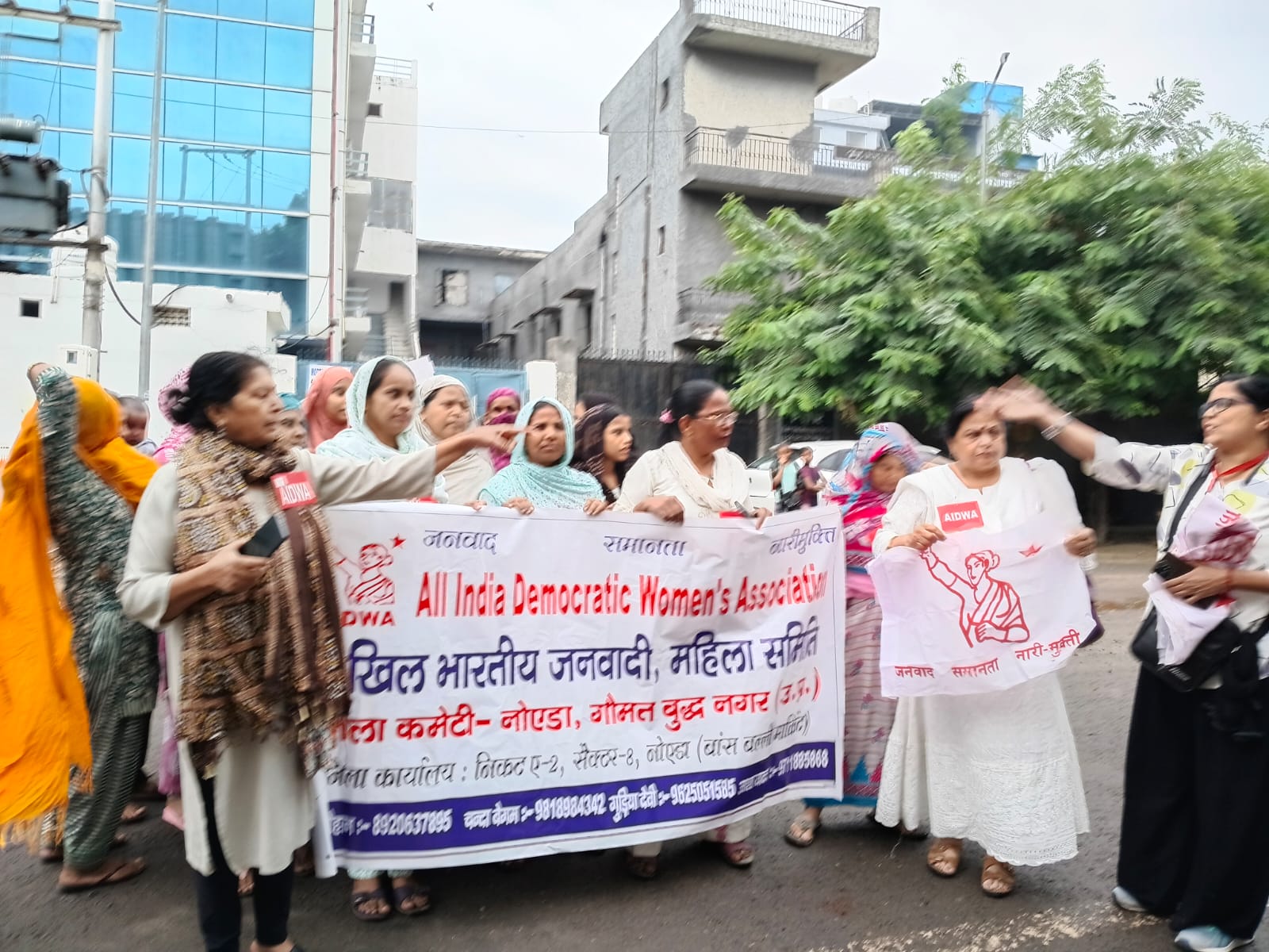 सेक्टर 8, 9, 10, 5 की झुग्गी बस्तियों में पानी की किल्लत के खिलाफ एडवा के बैनर तले महिलाओं का जोरदार प्रदर्शन!