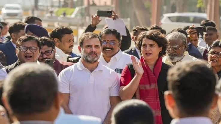 ज्ञानेश कुमार के इस्तीफे की को लेकर विपक्षी सांसदों का मार्च शुरू, पुलिस के रोकने पर धरने पर बैठे राहुल गांधी-प्रियंका