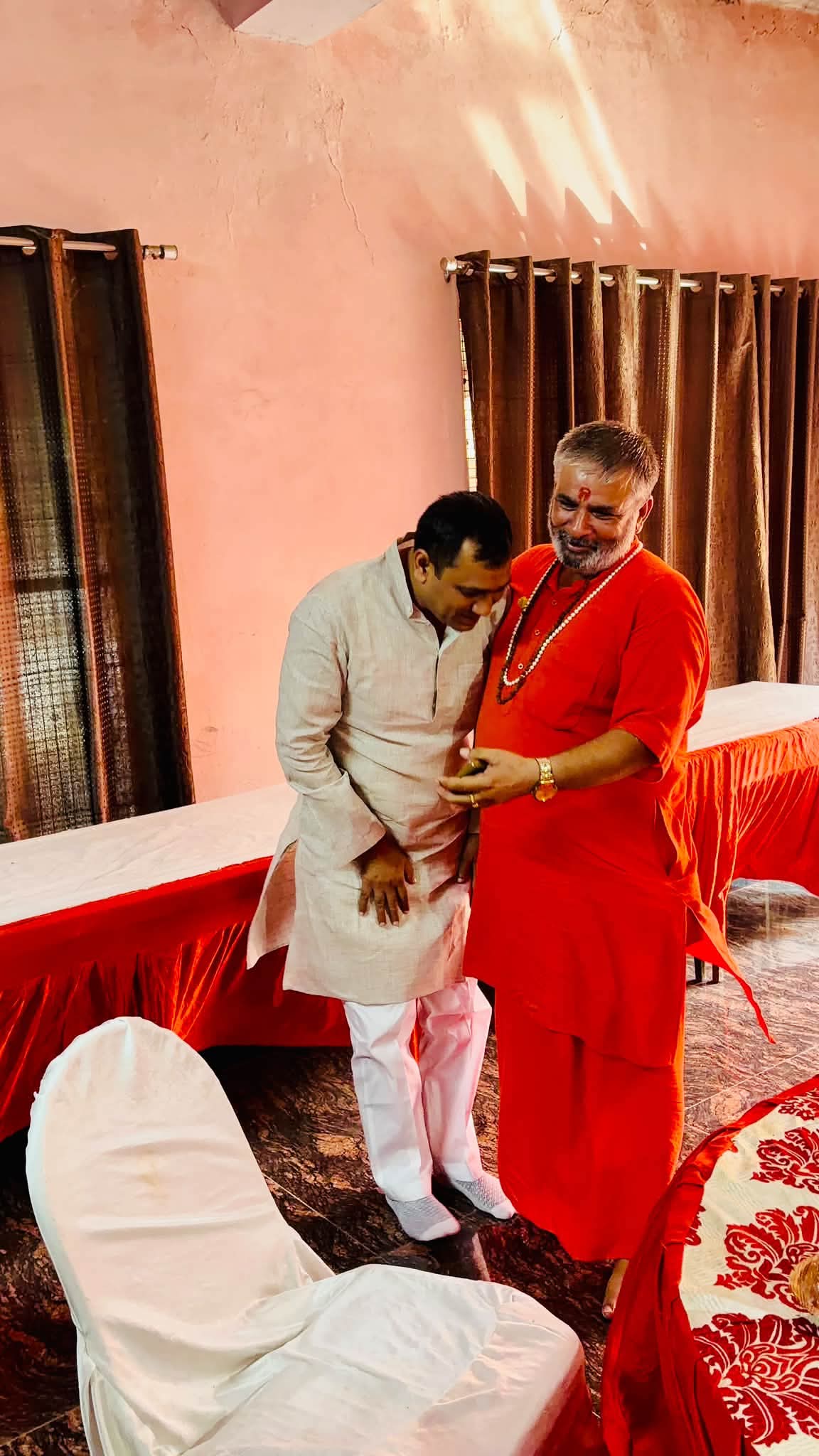 शुकतीर्थ में जाहिद हुसैन ने महामंडलेश्वर गोपाल दास जी महाराज से लिया आशीर्वाद