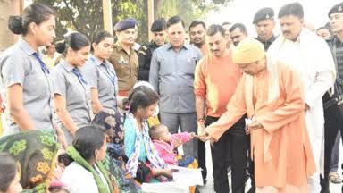 ‘चिंता मत करिए, सरकार हर…’, जनता दर्शन में फरियादियों से बोले CM योगी